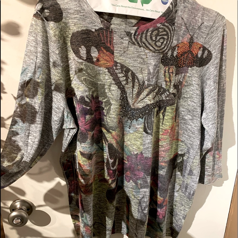 “Studio gem” top